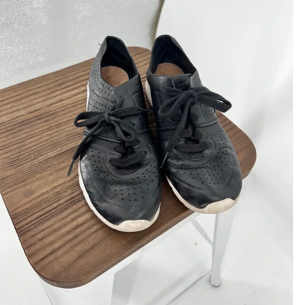 UGG Tye Stardust Black Pebbled Leather Perforated Sneakers 1092577 Womens 7